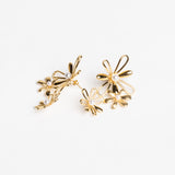 Floral stud oorbellen met parelaccenten