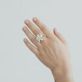 Gouden bloemring met witte enamel en parel