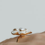 Gouden bloemring met witte enamel en parel