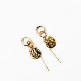 Hoopcharm oorbel met bedeltjes en klavermunt